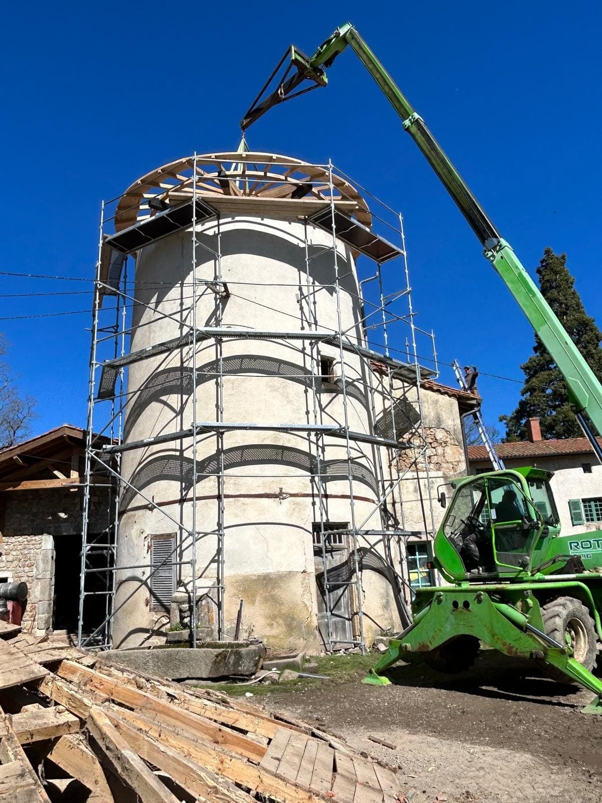 Rénovation de la charpente du dôme du château de la Pierre à Chazelles-sur-Lavieu, levée à la grue