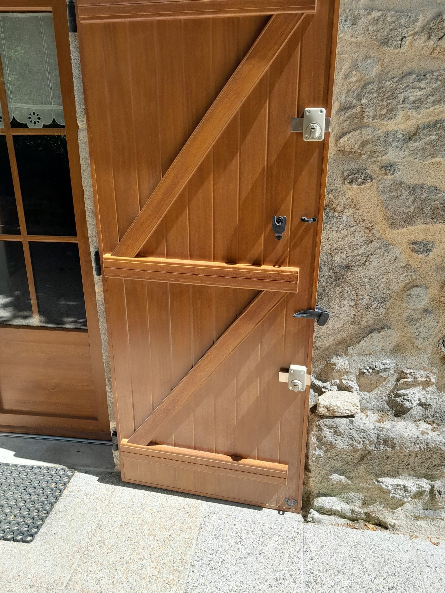 Volet et porte-fenêtre en bois sur mesure réalisés par Extrat