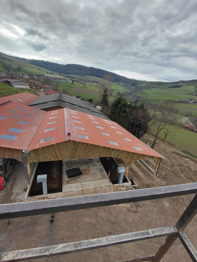 Toiture neuve d'un bâtiment agricole, plaques et faîtage zinc, GAEC de la Daviary