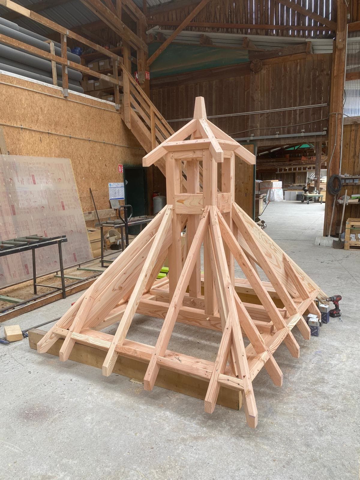 Flèche de clocher en charpente bois assemblée en atelier