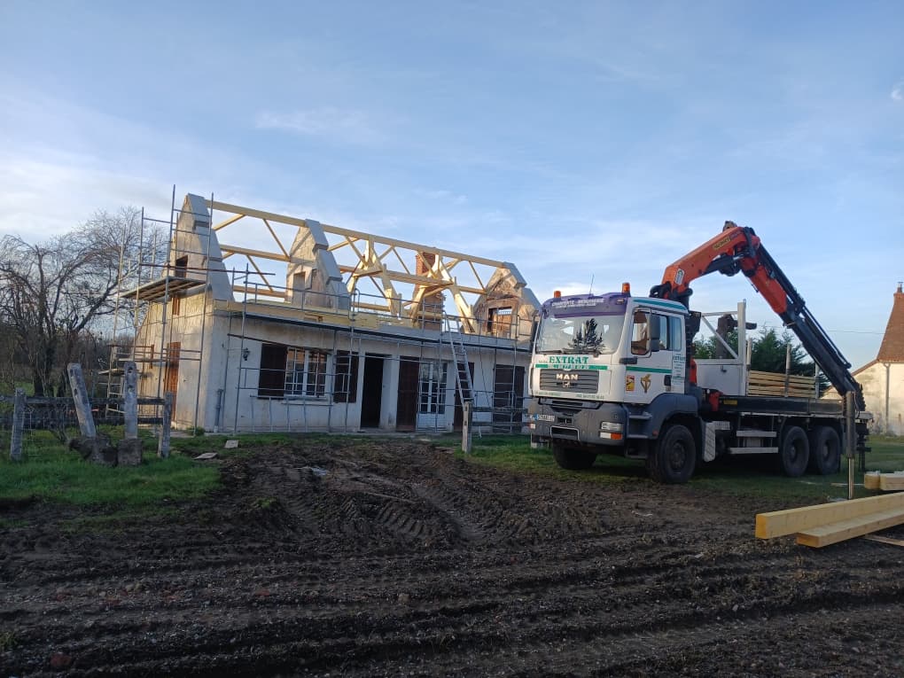 Levage de la charpente d'une maison au camion grue Extrat, chantier Beylot