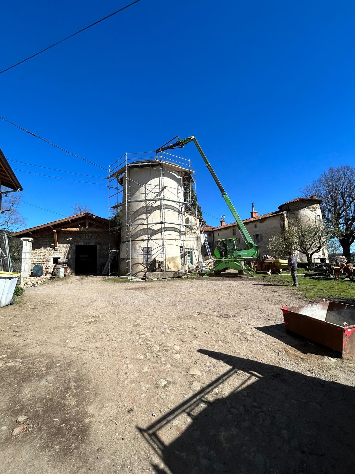 Chantier de rénovation de la charpente d'une tour du château de la Pierre, échafaudage et grue, Chazelles-sur-Lavieu