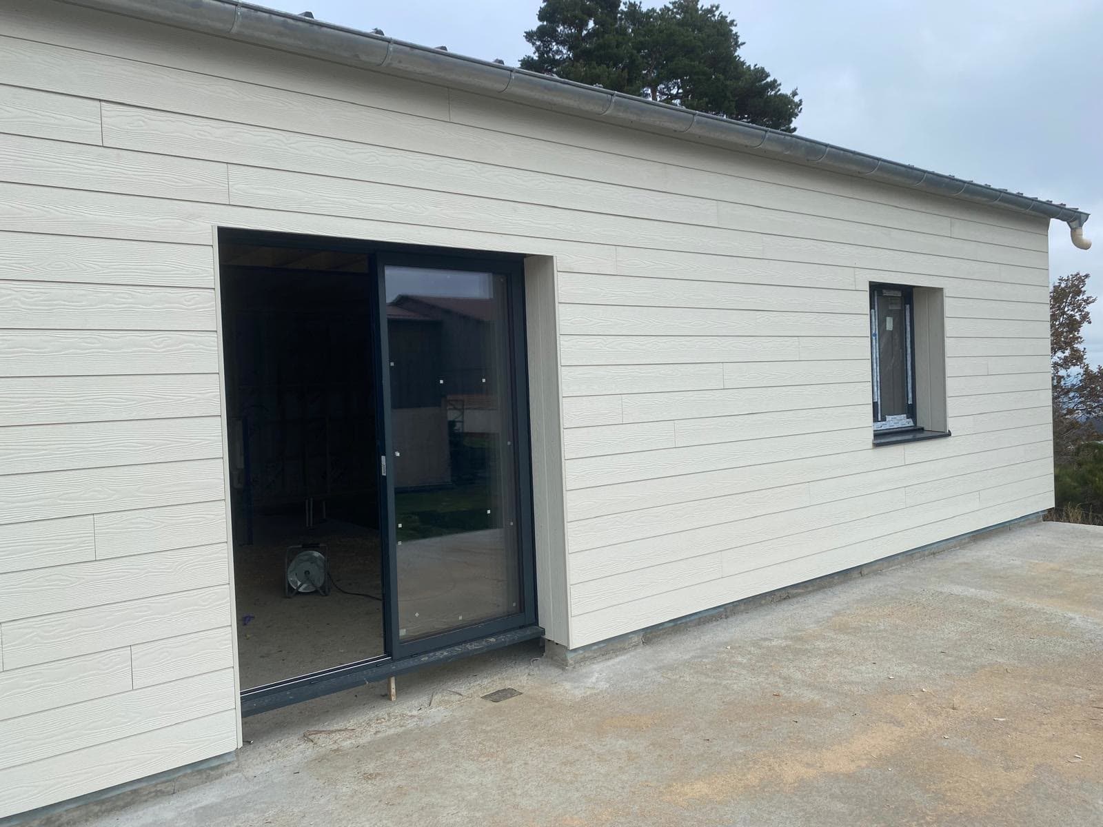 Bardage composite imitation bois sur une maison