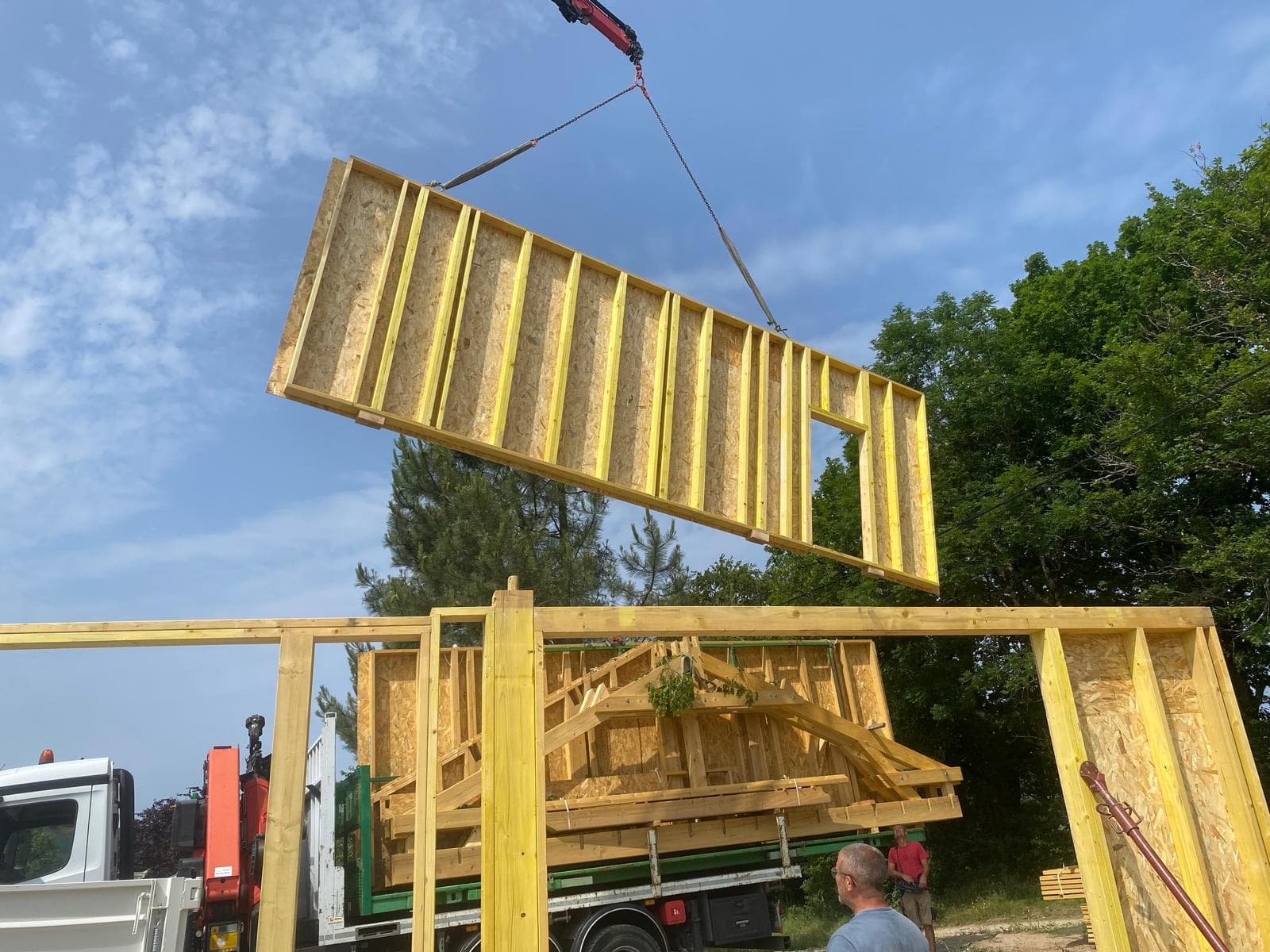 Mur à ossature bois préfabriqué levé à la grue