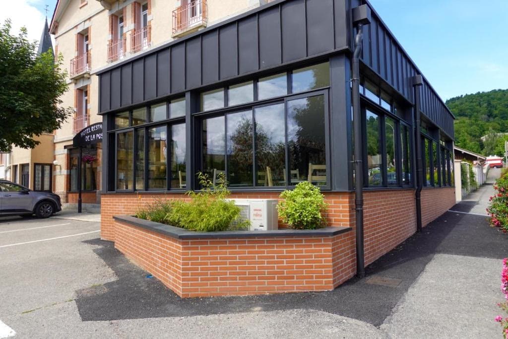 Véranda à ossature bois et zinc, restaurant de l'Hôtel de la Poste à Saint-Just-en-Chevalet