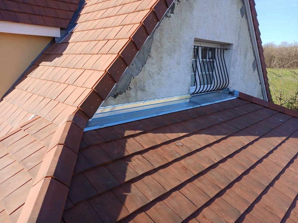 Toiture en tuiles avec noue zinc et lucarne, chantier Beylot