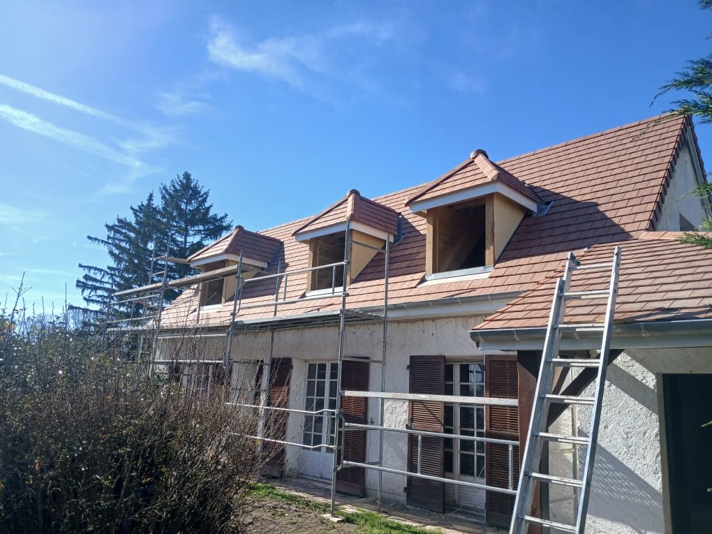 Toiture neuve en tuiles terre cuite avec lucarnes, maison à Beylot