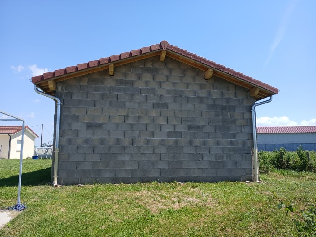 Pignon d'un abri : couverture en tuiles, débord bois et gouttière zinc, La Forge