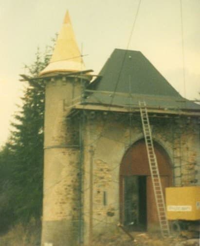Château de Trémolin : la tour coiffée de sa flèche neuve et la toiture refaite