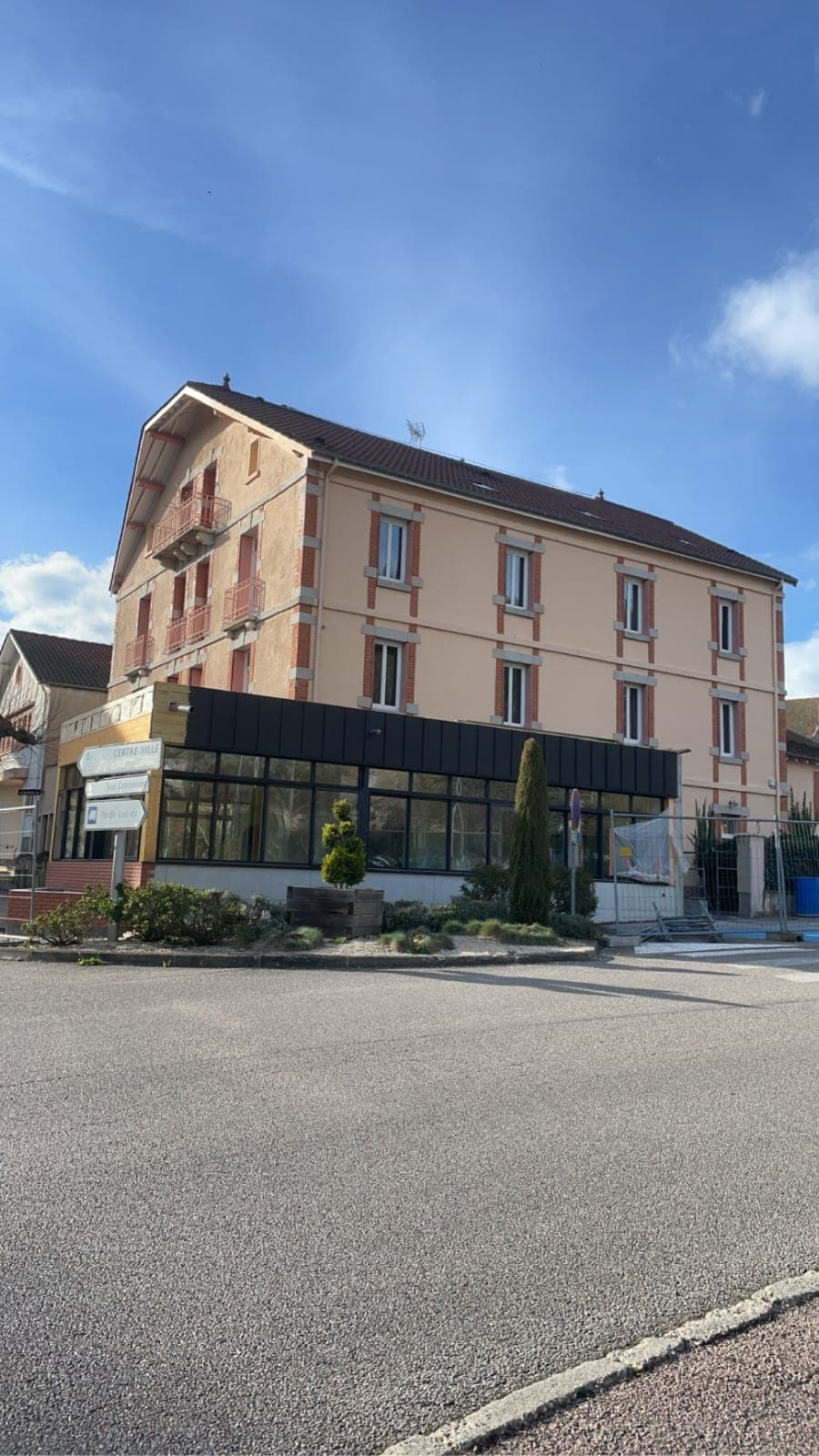 Extension en ossature bois et véranda zinc de l'Hôtel de la Poste, réalisée par Extrat